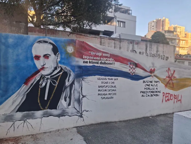 FOTO Oskvrnut mural blaženog Alojzija Stepinca u Splitu: Oštećeni i vatikanski grb i zastava