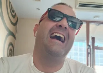 VIDEO Bivši tajnik vrgoračkog SDP-a kažnjen zbog snimke na kojoj batom razbija raspelo: Objavio i presudu